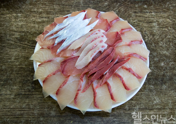 벌써부터 방어 회를 먹기 위해 횟집을 찾는 사람들이 많아졌다. 하지만 더 맛있게 먹으려면 조금 더 추워지기를 기다리는 것도 좋다. (클립아트코리아)