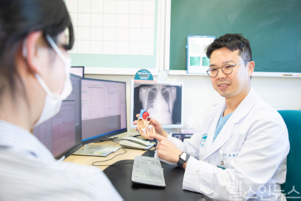 우영민 강릉아산병원 심장내과 교수가 부정맥과 관련된 내용을 설명하고 있다. (강릉아산병원 제공)