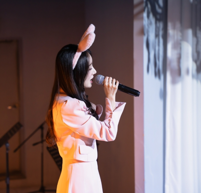 트로트 가수 송서아, 활동 1년 만에 온라인에서도 뜨거운 인기타이틀