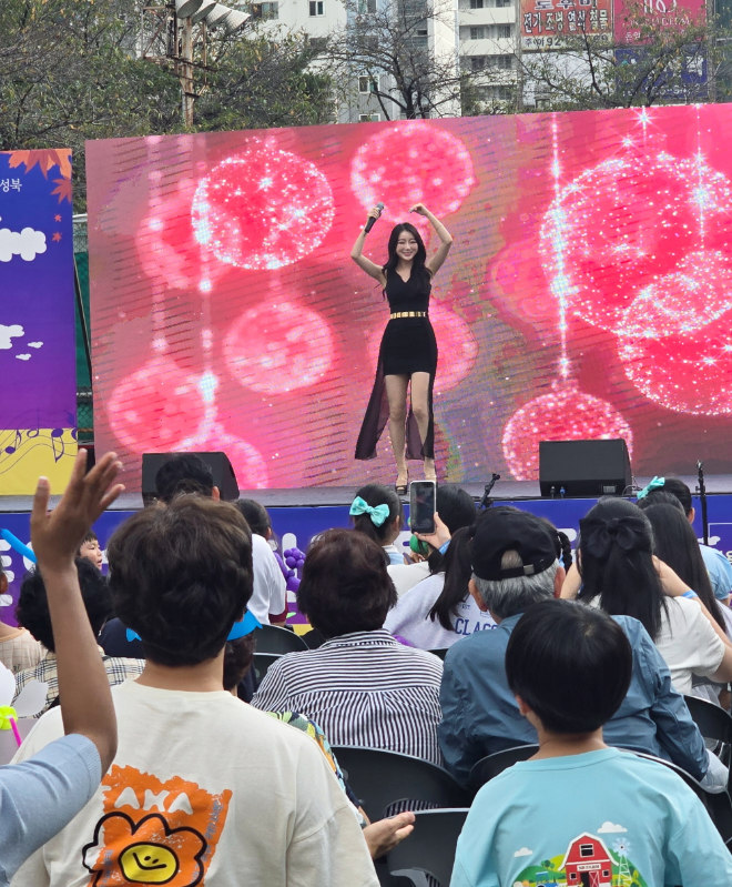 트로트 가수 송서아, 활동 1년 만에 온라인에서도 뜨거운 인기타이틀