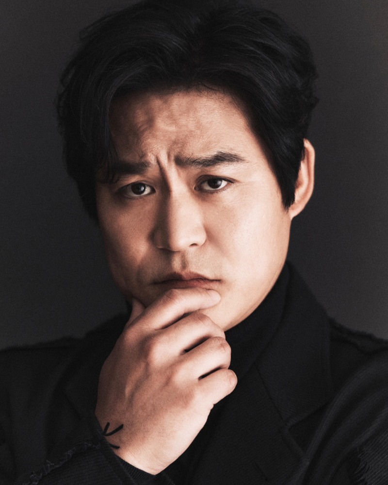 김성균, 반전 매력으로 가득 찬 새 프로필 공개 ‘따뜻함↔카리스마’