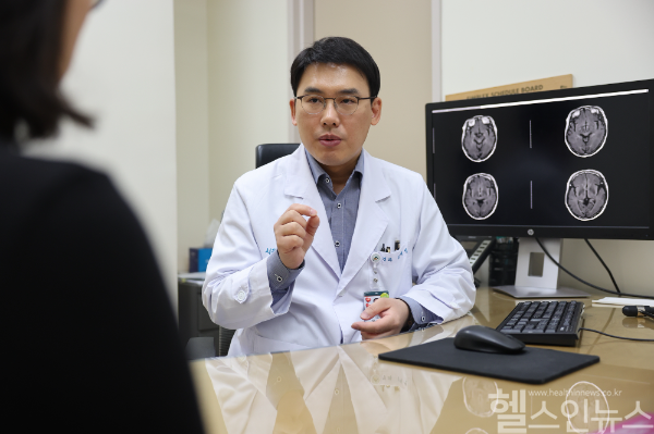 임재성 서울아산병원 신경과 교수가 환자에게 질환에 대해 설명하고 있다. (서울아산병원 제공)