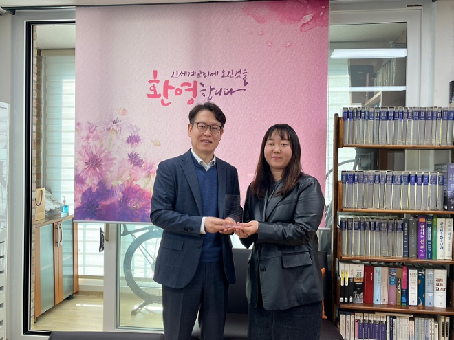 좋은이웃후원회 위촉식을 진행하는 사진. 신세계교회 유성암 담임 목사