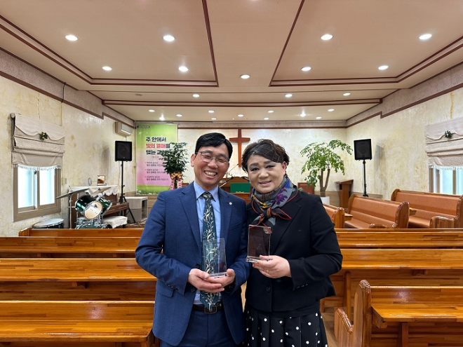 좋은이웃후원회 위촉식을 진행하는 사진. 왼쪽부터 은포감리교회 이희중 담임 목사, 정선미 사모