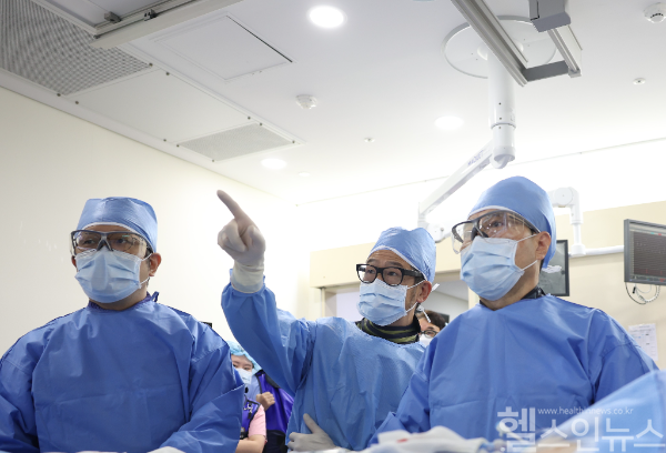 사진은 온영근 교수의 시술 장면 오른쪽부터 삼성서울병원 순환기내과 온영근 교수, 독일 베타니엔 심장혈관센터 줄리안 천 교수 (삼성서울병원 제공)