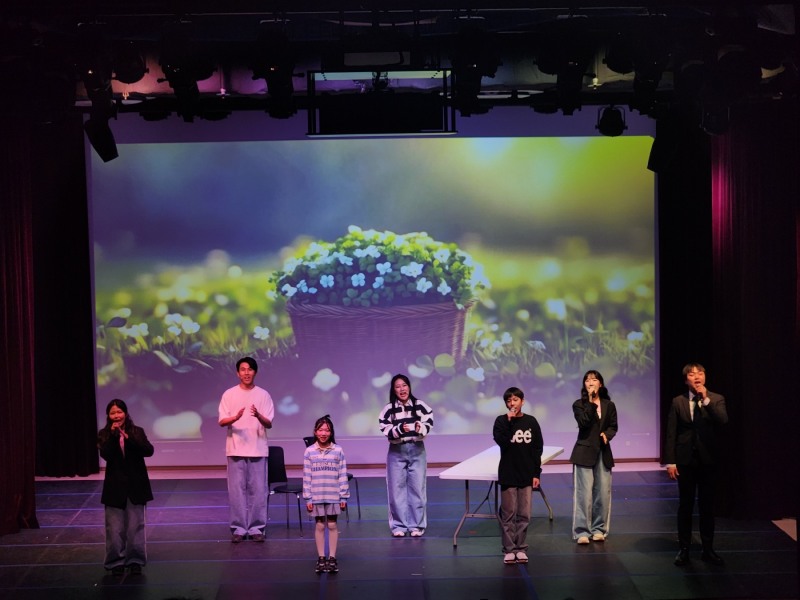 <사진 설명: JT친애저축은행과 JT저축은행은 성남 지역아동센터 소속 아동들과 함께 ‘아주 행복한 크리스마스 파티’를 진행했다.  뮤지컬 공연  장면 .사진/JT친애저축은행>