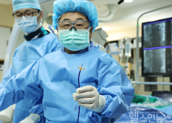 정보영 교수가 펄스장 절제술을 위한 시술 도구를 보이고 있다. (세브란스병원 제공)