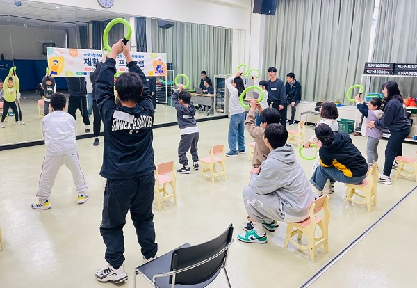 고양시재활스포츠센터가 장애아동을 대상으로 진행한 정적·동적 평형성 재활운동 교실 모습