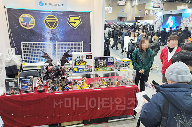 AGF 2024 전시 중 운영된 컴투스플랫폼 엑스플래닛 부스. 컴투스홀딩스 관계자는 오타쿠들이 많이 모이는 행사라는 점을 감안해 내년엔느 더 화려하게 차릴 가능성이 있다고 했다. 사진 촬영 : 마니아타임즈 이동근 기자