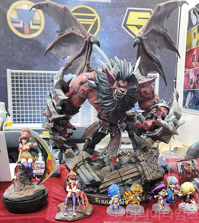 AGF 2034 현장에 전시된 컴투스 IP '서머너즈 워' 관련 피규어들. 사진 촬영 : 마니아타임즈 이동근 기자