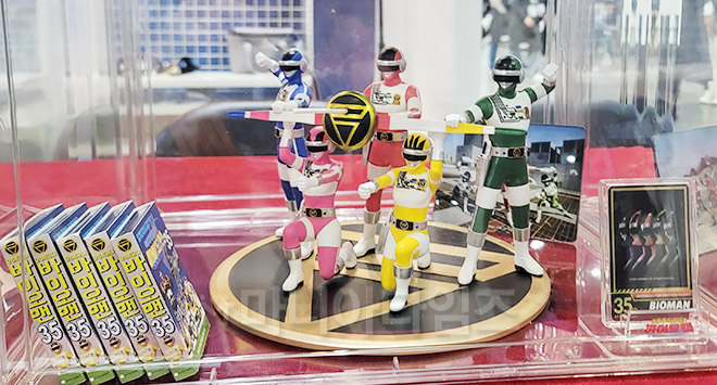 AGF 2024 현장에 전시된 '우주특공대 바이오맨' 공식 굿즈인 시그니처 무기 '빅 애로우' 피규어.  일본이 아닌 국내에서만 제작, 판매중인 오리지널 제품이기도 하다. 사진 촬영 : 마니아타임즈 이동근 기자