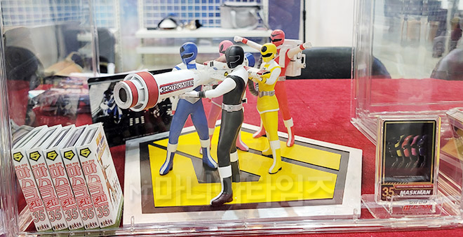 AGF 2034 현장에 전시된 '빛의 전사 마스크맨' 공식 굿즈인시그니처 무기 '쇼트 봄버' 피규어.  일본이 아닌 국내에서만 제작, 판매중인 오리지널 제품이기도 하다. 사진 촬영 : 마니아타임즈 이동근 기자