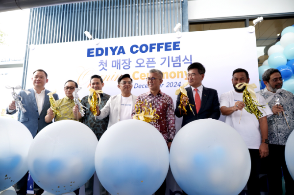 지난 19일 말레이시아 엘미나 지역에서 열린 이디야커피 말레이시아 첫 매장 오픈 기념식에서 문창기 회장을 비롯한 현지 관계자들이 기념촬영을 하고 있다.