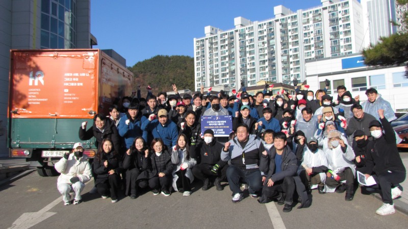 HR그룹은 지난 14일 경기도 시흥시 신현동 일대에서 지역사회와의 상생으로 연탄 나눔 봉사활동을 실시했다./사진=HR그룹 미디어팀