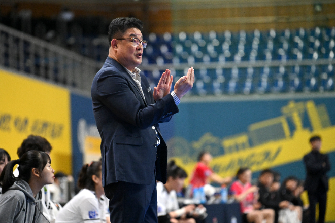 광주도시공사 오세일 감독 신한 SOL페이 23-24 핸드볼 H리그 경기 지휘 모습 / 사진제공=한국핸드볼연맹