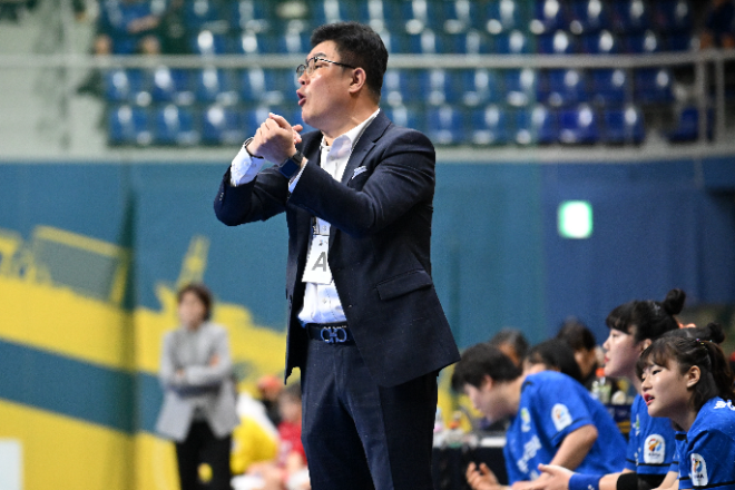 광주도시공사 오세일 감독 신한 SOL페이 23-24 핸드볼 H리그 경기 지휘 모습 / 사진제공=한국핸드볼연맹