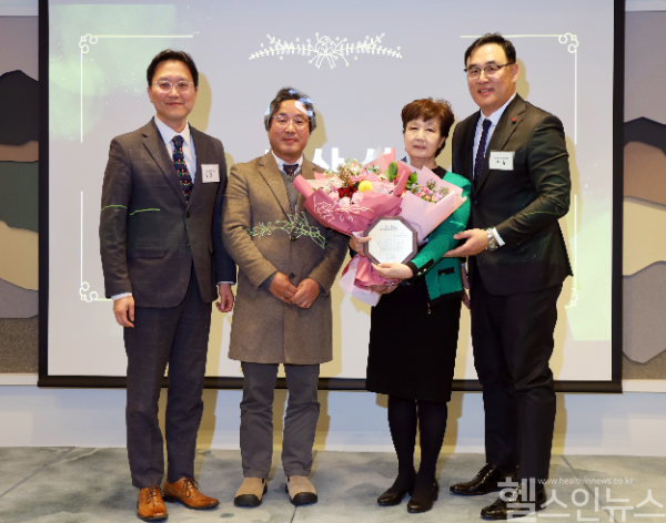 (왼쪽부터) 김한수 이대목동병원장, 김길원 한국의학바이오기자협회장, 유경하 이화의료원장, 주웅 이대서울병원장 (이화의료원 제공)