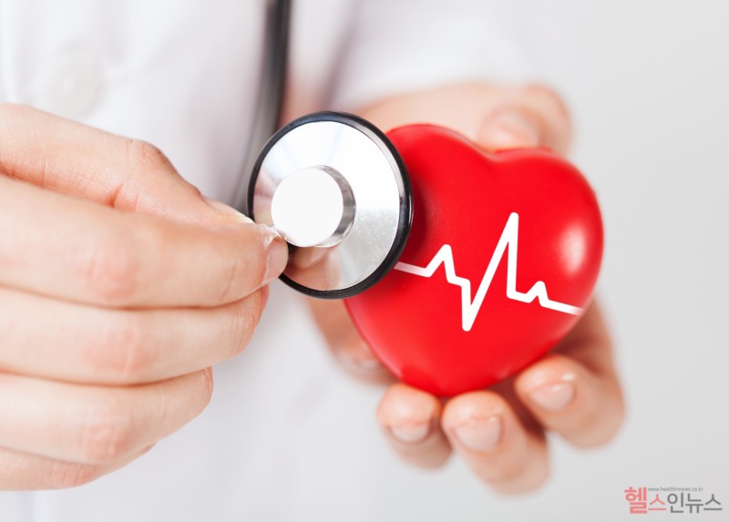 일상에서 특별한 사유가 없음에도 심장이 자주 두근거리거나 가슴에 통증을 느낀다면 빠른 시일 내에 병원을 방문해 검사를 받는 것이 중요하다. (클립아트코리아)