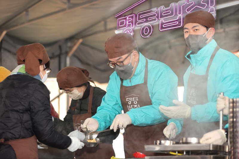 하나금융그룹은 지난 20일 서울 중구 명동대성당 영성센터에서 천주교 서울대교구 산하 한마음한몸운동본부(이사장 유경촌 주교)가 운영하는 무료급식소 '명동밥집'에 1,111그릇의 식사를 제공하고 임직원들이 함께 참여하는 봉사활동을 진행했다. 이날 봉사활동에 참석한 이은형 하나금융그룹 부회장(사진 가운데)이 봉사자들과 함께 식사 준비를 돕고 있다.