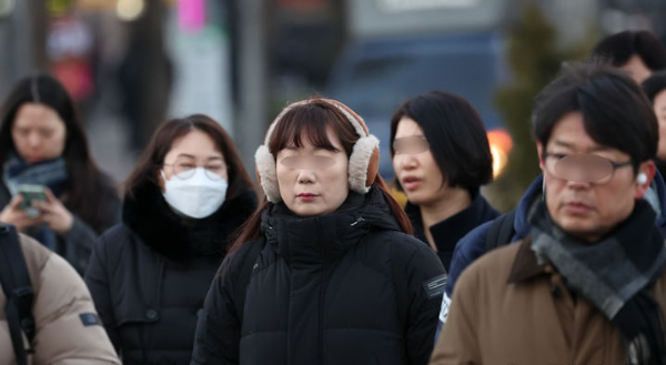 추운 날씨를 보인 12일 오전 서울 종로구 세종대로에서 시민들이 출근길에 나서고 있다.