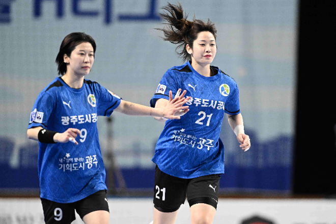 광주도시공사 서아루, 김금순 신한 SOL페이 23-24 핸드볼 H리그 경기 모습 / 사진제공=한국핸드볼연맹