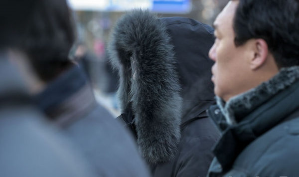 중부지방을 중심으로 아침 최저 기온이 영하 10도로 떨어져 추운 날씨를 보인 지난 19일 서울 종로구 광화문네거리에서 두꺼운 옷차림을 한 시민들이 이동하고 있다.