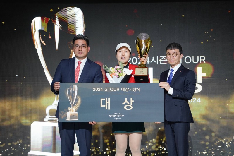 지난 22일(일) 골프존조이마루에서 열린 ‘롯데렌탈 롯데렌터카 GTOUR WOMEN'S 챔피언십 시상식에서 (왼쪽부터) 골프존 손장순 상무, 우승자 심지연, 롯데렌탈 주식회사 조근행 상무가 기념촬영을 하고 있다.