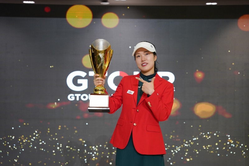지난 22일(일) 골프존조이마루에서 열린 ‘롯데렌탈 롯데렌터카 GTOUR WOMEN'S 챔피언십 우승자 심지연이 기념사진을 촬영하고 있다.