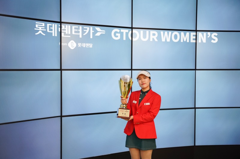 지난 22일(일) 골프존조이마루에서 열린 ‘롯데렌탈 롯데렌터카 GTOUR WOMEN'S 챔피언십 우승자 심지연이 기념사진을 촬영하고 있다.