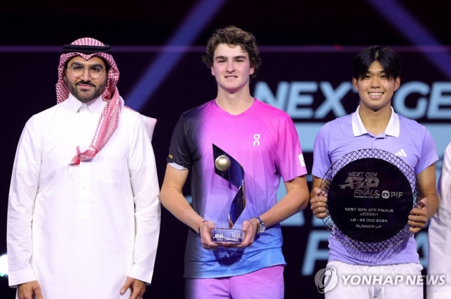 우승한 폰세카(가운데)와 준우승자 티엔(오른쪽)