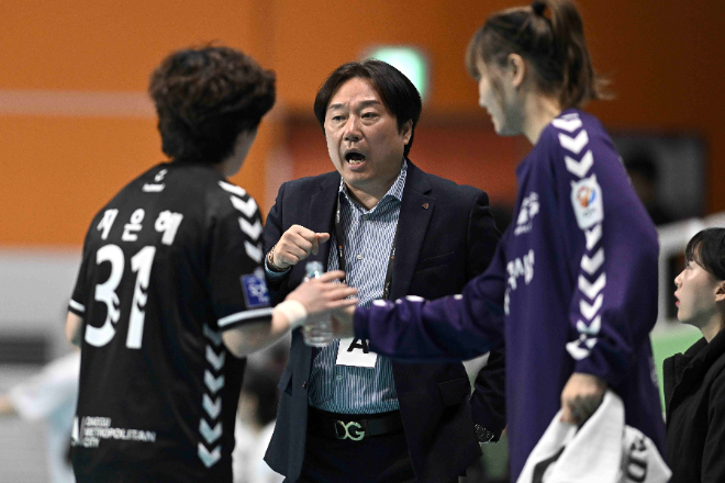 대구광역시청 이재서 감독 신한 SOL페이 23-24 핸드볼 H리그 경기 지휘 모습 / 사진제공=한국핸드볼연맹