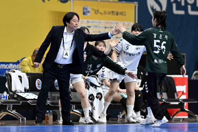 대구광역시청 이재서 감독 신한 SOL페이 23-24 핸드볼 H리그 경기 지휘 모습 / 사진제공=한국핸드볼연맹