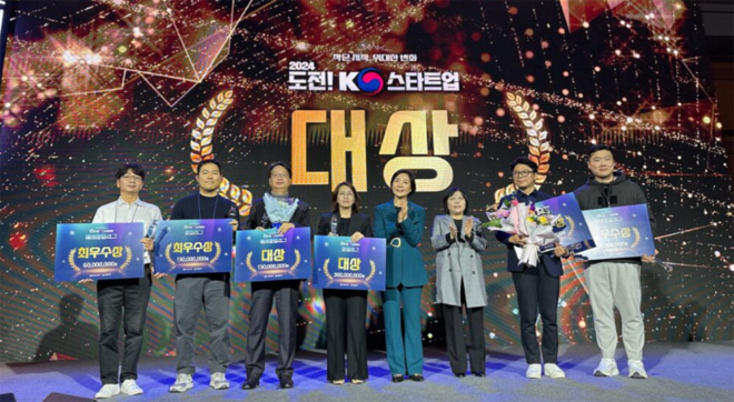 12일 서울 코엑스에서 열린 '도전! K-스타트업’ 창업경진대회에서 중소벤처기업부 오영주 장관(왼쪽 다섯번째)과 상을 받은 벤처기업 대표들이 기념사진을 찍고 있다. ⓒ 포스코