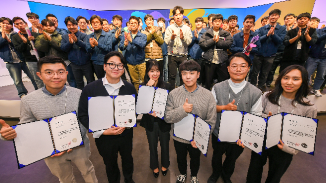 현대모비스는 경기 용인에 위치한 기술연구소에서 ‘2024 엠필즈 페스타’를 개최했다고 23일 밝혔다. 사진은 ‘2024 엠필즈 페스타’에서 우수 아이디어로 선정된 직원들이 상장을 들고 기념촬영을 하고 있는 모습. (사진 = 현대모비스 제공)
