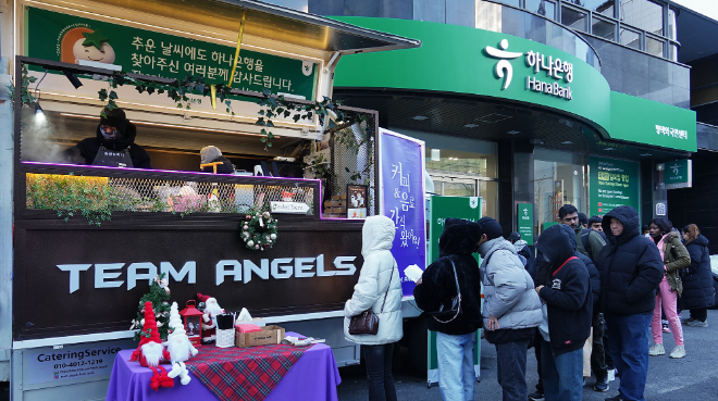 지난 22일 하나은행 평택외국인센터지점에서 그동안 하나은행을 방문해주신 감사의 의미를 담아 커피차 이벤트를 진행하고 있다. ⓒ 하나은행