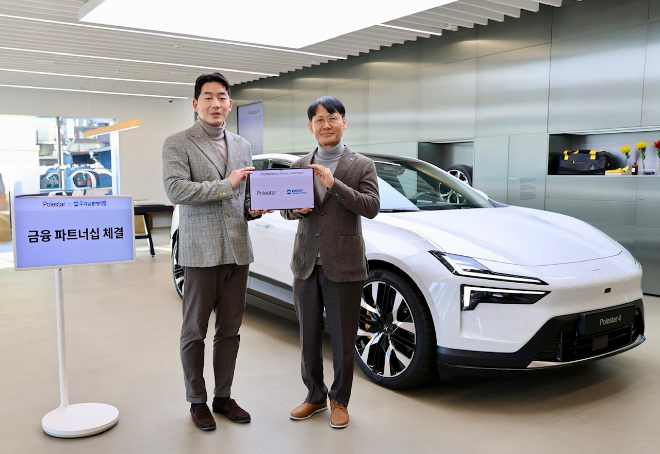 우리금융그룹 계열사인 우리금융캐피탈은 지난 19일 용산구 한남동 소재 폴스타 서울 전시장에서 폴스타오토모티브코리아(이하 폴스타코리아)와 전략적 전속금융 업무협약을 체결했다고 23일 밝혔다. 사진은 지난 19일 폴스타 한남 전시장에서 우리금융캐피탈 정연기 대표(오른쪽부터)와 폴스타코리아 함종성 대표가 전속금융 업무제휴 협약체결 뒤 기념촬영을 하고 있는 모습. (사진 = 우리금융캐피탈 제공)