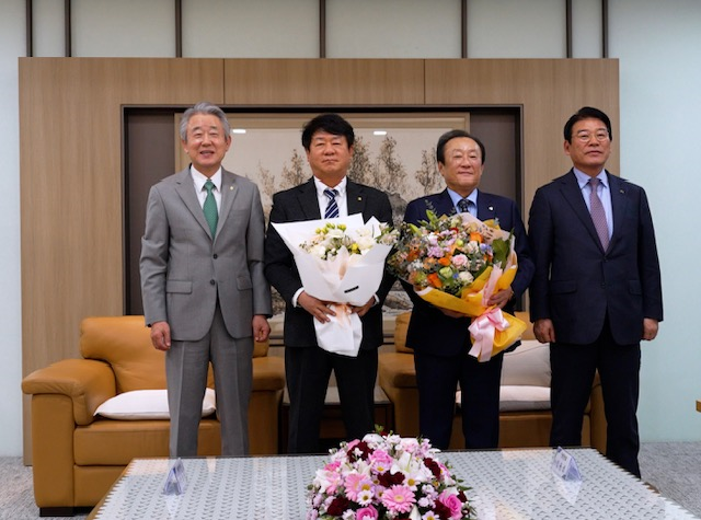 (사진설명 : 20일 열린 “2024년 제3차 한국협동조합협의회 회장단 회의”에 참석한 관계자들이 기념 촬영을 하고 있다. (좌측부터) 농협중앙회 강호동 회장, 신협중앙회 김윤식 회장, 새마을금고중앙회 김인 회장, 산림조합중앙회 최창호 회장.)