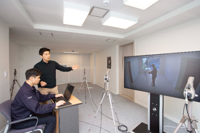 현대건설은 자체 개발한 층간소음 차단기술인 ‘H 사일런트 홈 시스템Ⅱ’를 내년 상반기 준공 예정인 ‘디에이치 대치 에델루이’에 최초로 적용하고, 층간소음 차단 1등급 바닥구조의 공동주택 적용을 점차 확대해 나갈 계획이라고 23일 밝혔다. 사진은 현대건설 연구원들이 ‘H 사일런트 랩’ 층간소음 측정 검사를 실시하는 모습. (사진 = 현대건설 제공)