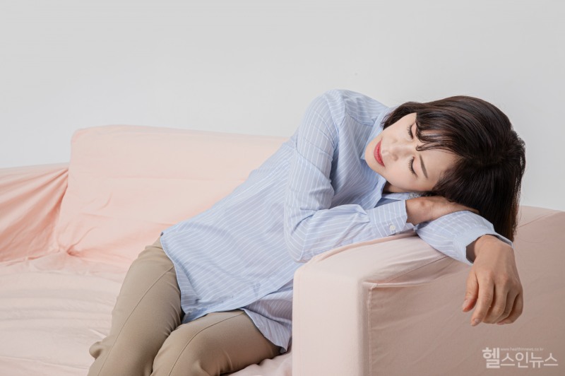 일어난 직후에는 몸에 수분이 부족해 혈액이 끈끈해져 있다. 따라서 아침에 혈액 순환 장애가 발생하기 쉽다. 일어나자마자 마시는 물 한 컵은 대사를 원활하게 할 수 있다. (클립아트코리아)