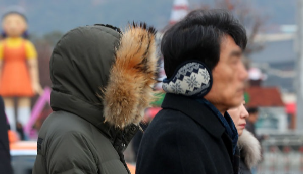 아침 기온이 영하 10도 내외로 떨어지며 추운 날씨를 보인 23일 서울 종로구 광화문네거리에 두꺼운 옷차림을 한 시민들이 이동하고 있다.