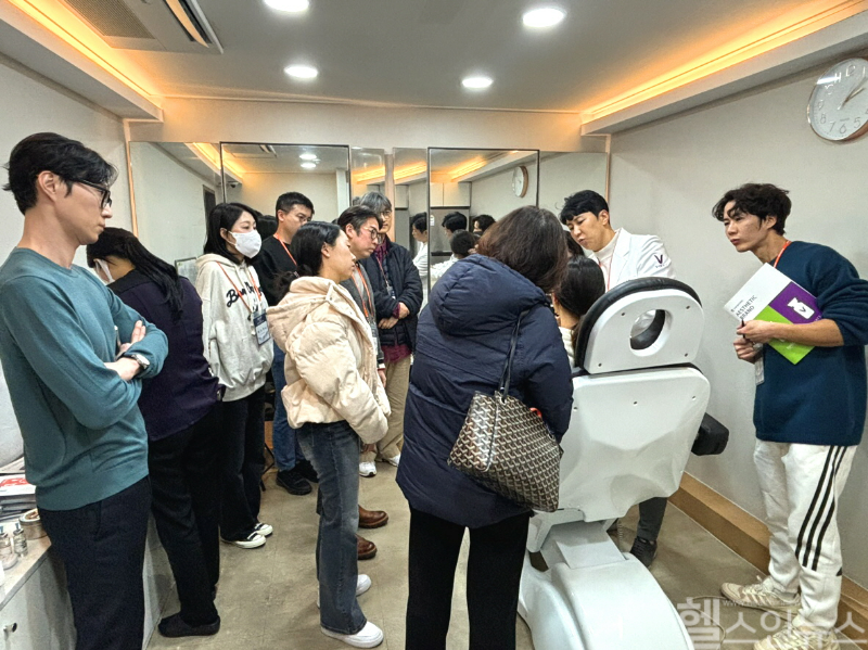 딥 원데이 마스터 클래스에 참여한 의료진들이 복합 시술 실습에 참여하고 있다. (대웅제약 제공)