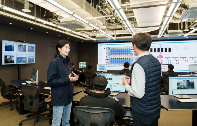 카카오 데이터센터 안산 방문한 정신아 카카오 대표 (카카오 제공)