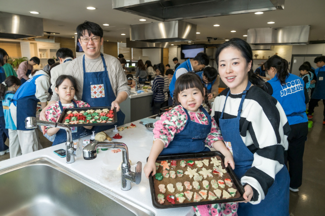 우리은행은 ‘WOORI 가족 봉사단’이 지난 21일 마포구 염리종합사회복지관에서 어르신과 장애인들을 위한 크리스마스 맞이 나눔 봉사활동을 진행했다고 24일 밝혔다. 사진은 지난 21일 WOORI 가족 봉사단 참여가족이 인근 베이킹스튜디오에서 복지관에 전달할 크리스마스 쿠키를 만들고 있는 모습. (사진 = 우리은행 제공)