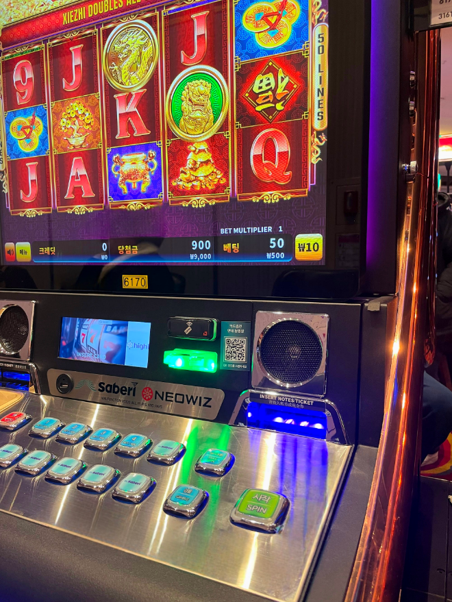 오프라인 출시한 '신수만복' 슬롯게임. 사진 제공 :  네오위즈