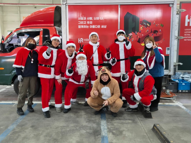 HR그룹 팀원들이 12월 23일부터 25일까지 크리스마스 맞이 특별 이벤트로 산타 복장을 하고 기념촬영을 하고 있다./사진=HR그룹 미디어팀