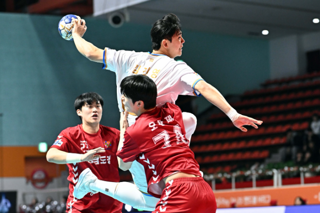 인천도시공사 김진영이 충남도청 수비 사이로 점프슛을 던지고 있다. / 사진제공=한국핸드볼연맹