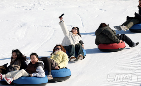 지난 24일 오후 서울 광진구 뚝섬 한강공원 눈썰매장에서 외국인 관광객들이 눈썰매를 즐기고 있다.