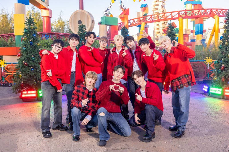 세븐틴, K-팝 아티스트 최초 美 디즈니 연말 특집 무대 장식