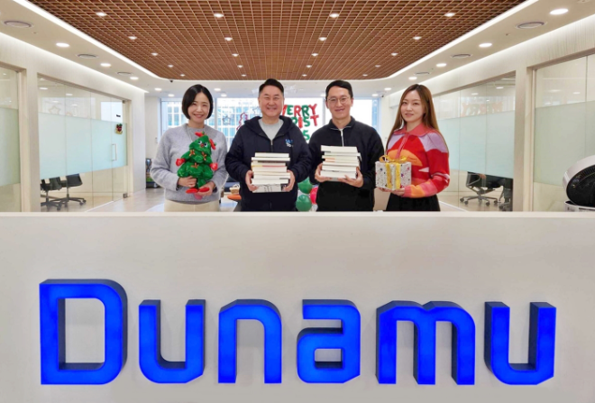 두나무 임직원 ESG 캠페인의 일환으로 물품 기부를 마친 이석우 대표(좌측 두번째)와 직원들이 함께 기념사진을 촬영하고 있다. ⓒ 두나무 제공