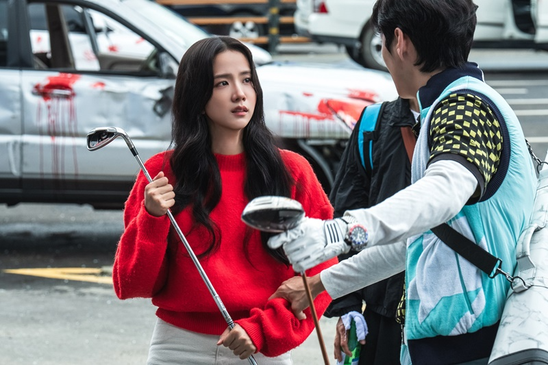 곰신 여자친구로 컴백한 지수…‘뉴토피아’ 영주 캐릭터 스틸 공개